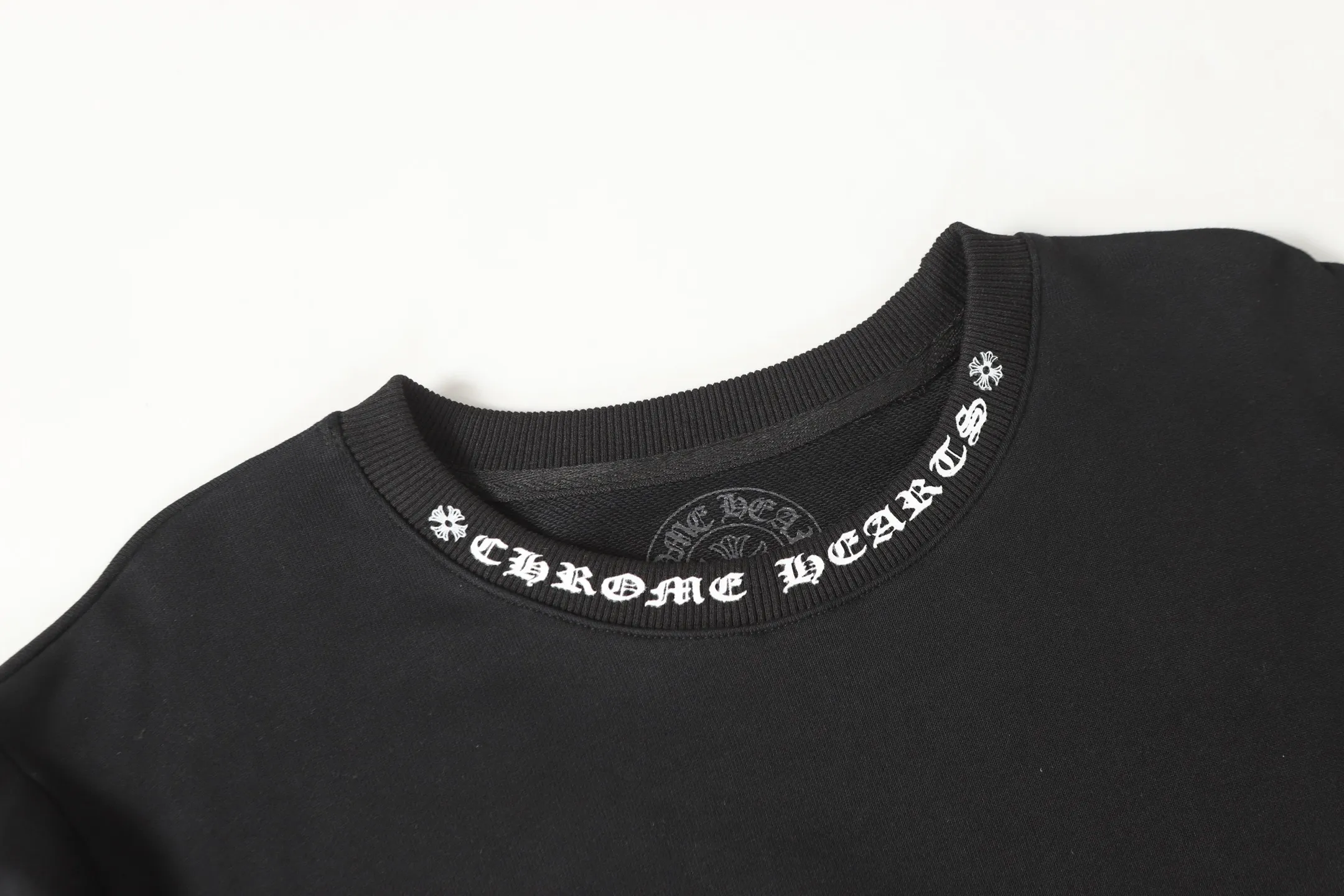 P210 Round neck sweatshirt. Remember to note sweatshirt when ordering #Y2902 Cross-border running quantity model. Please do not place an order if you pursue perfection. -Chrome Hearts/Chrome Hearts 23ss Sanskrit printed popular round neck sweatshirt -High weight, high density and high quality. The wool is soft, delicate and skin-friendly. Soft and silky to the touch. Excellent warmth and skin-friendliness. -Colour: black white -Size: S M L XL